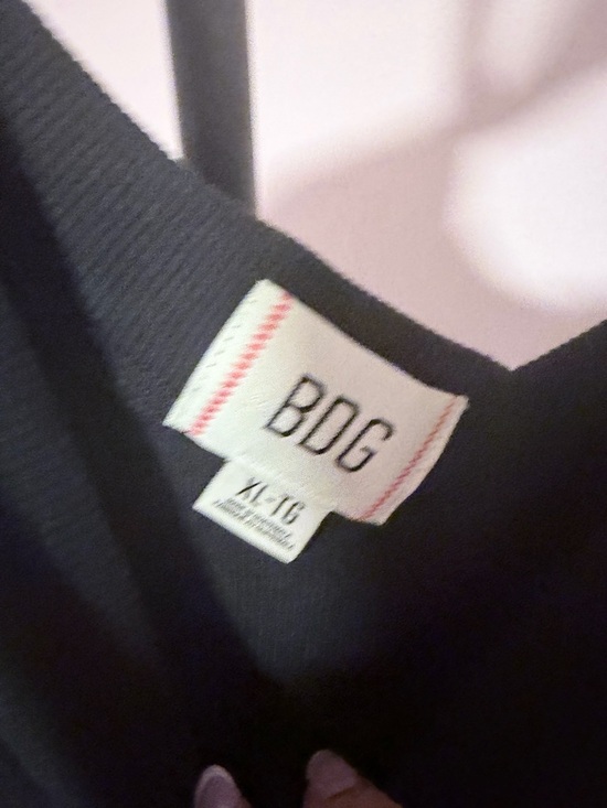 BDG Shannen Ribbed V-Neck Black Top XL NWT - Picture 4 of 9